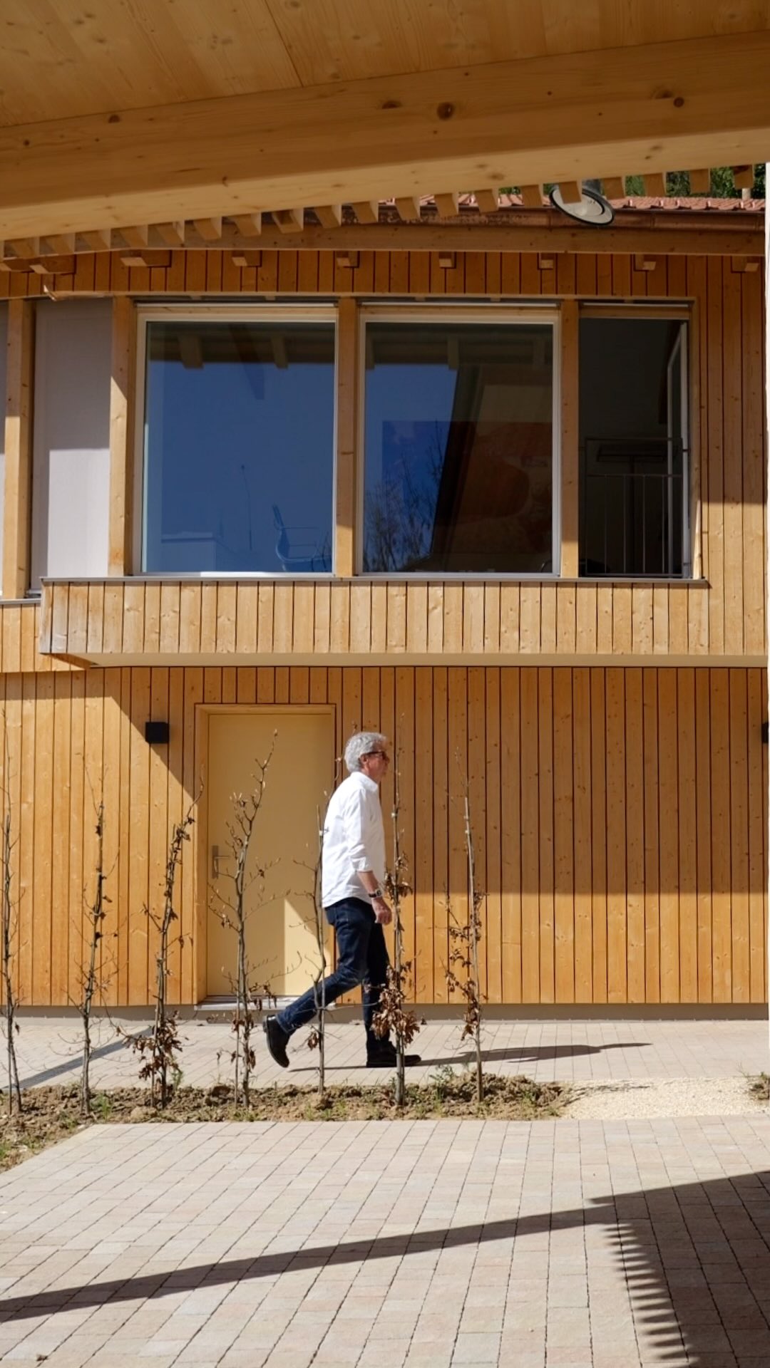 Diese aussergewöhnliche 4.5-Zimmer-Maisonette in Kleinlützel verbindet den Charakter einer ehemaligen Mühle mit modernem Wohnkomfort. 
Auf 135 m² Wohnfläche erwarten Sie 2 Badezimmer, lichtdurchflutete Räume, originale Holzbalken, hochwertige Materialien sowie ein privater Gartenbereich mit zwei schönen Aussenbereichen.

Die Wohnung bietet zudem ein Carport mit zusätzlichem Abstellraum und liegt eingebettet in wunderschöner Natur mit viel Ruhe, Privatsphäre und Freiraum, nur rund 30 Minuten von Basel entfernt.

Die Immobilie ist ab sofort zu vermieten und freut sich auf Ihre Besichtigung. 

🔗 Link in bio

#wohneninderSchweiz #abtunddomb #swissrealestate #schweizerimmobilien #luxuryliving