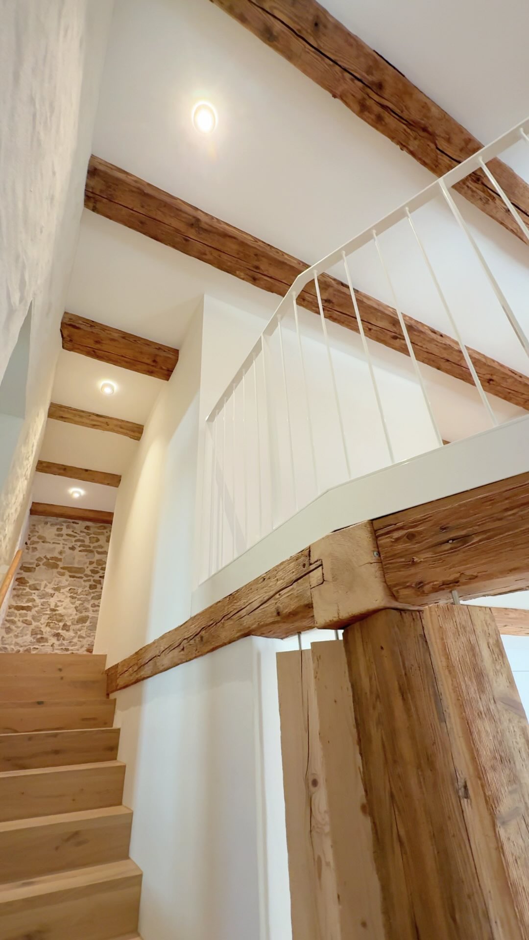 Diese wunderschöne Maisonette ist die zweite von insgesamt zwei Wohnungen, die im Rahmen der liebevollen Transformation der Alten Mühle in Kleinlützel entstanden sind. Gemeinsam bilden sie zwei einzigartige Wohnungen, die den besonderen Charakter des Hauses perfekt widerspiegeln.

Mit viel Hingabe, Zeit und Liebe zum Detail haben die Eigentümer die ehemalige Mühle komplett neu zum Leben erweckt. Jedes Material, jede Oberfläche und jedes einzelne Detail wurde sorgfältig ausgewählt, um den ursprünglichen Charme des Hauses mit modernem Wohnkomfort zu verbinden.

Das Ergebnis sind zwei harmonisch aufeinander abgestimmte Wohnungen voller Wärme, Charakter und Atmosphäre, eingebettet in eine wunderschöne Naturkulisse mit viel Ruhe und Freiraum. Ein echtes Herzensprojekt, das man in jedem Raum spürt.

#wohneninderSchweiz #abtunddomb #swissrealestate #schweizerimmobilien #luxuryliving