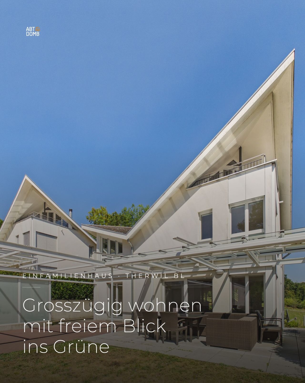 Modernisiert. Grosszügig. Bezugsbereit.

Dieses stilvolle Einfamilienhaus in Therwil verbindet 257 m² Wohnfläche, sechs helle Zimmer und eine hochwertige Modernisierung im Jahr 2026 mit viel Privatsphäre und freiem Blick ins Grüne.

Neuer Echtholz Eichenparkett, eine vergrösserte SABAG Küche, frisch gestrichene Räume und ein privater Wellnessbereich mit Sauna, Dampfbad und Whirlpool schaffen ein Zuhause, das Wohnqualität und Erholung auf besondere Weise verbindet.

Der gepflegte Garten, die unverbaubare Grünfläche direkt neben dem Haus und die grosszügige Doppelgarage runden das Gesamtbild ab.

Ein Zuhause für Menschen, die Raum, Ruhe und Qualität suchen.

Kontaktieren Sie uns für eine unverbindliche Besichtigung.

#Therwil #Einfamilienhaus #ImmobilienSchweiz #BaselLandschaft #abtdomb